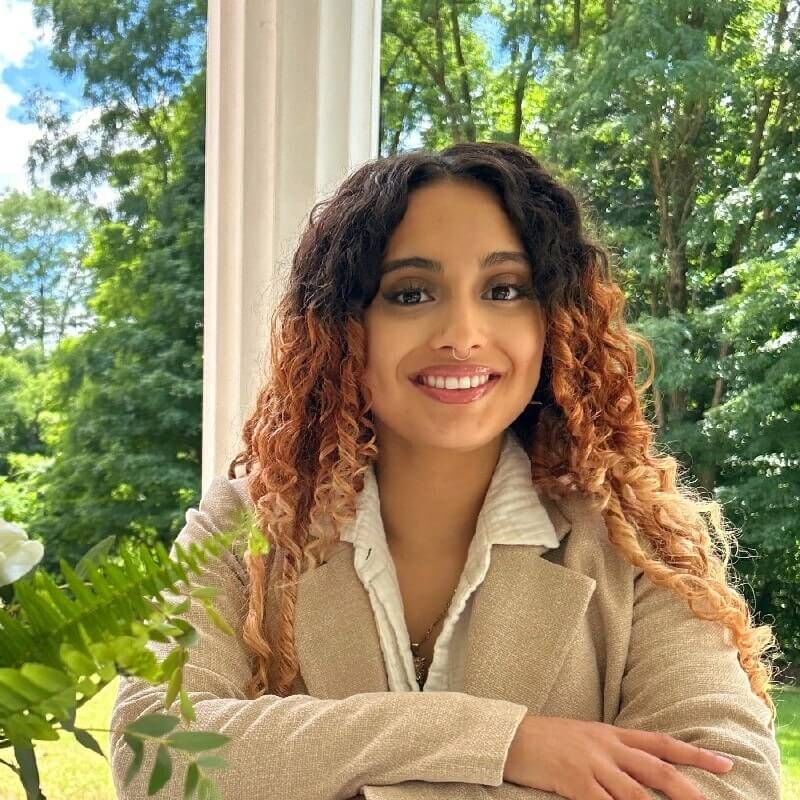 Yeliannie Luna Headshot (1)